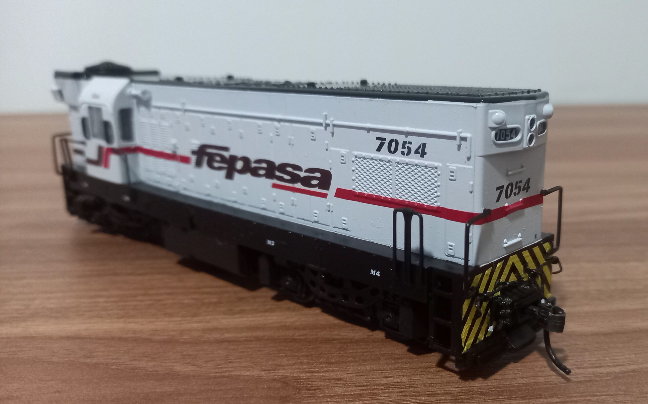 Locomotiva EMD Fepasa G12 fase 3 Cinza Numero 7054 escala Ho - Imagem 3