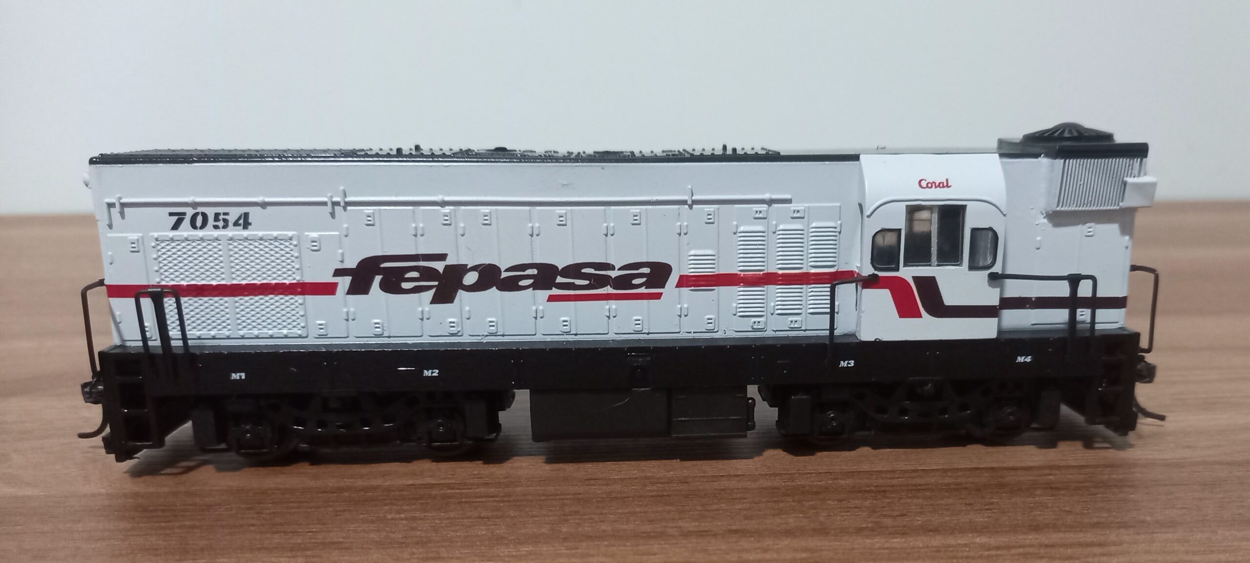 Locomotiva EMD Fepasa G12 fase 3 Cinza Numero 7054 escala Ho