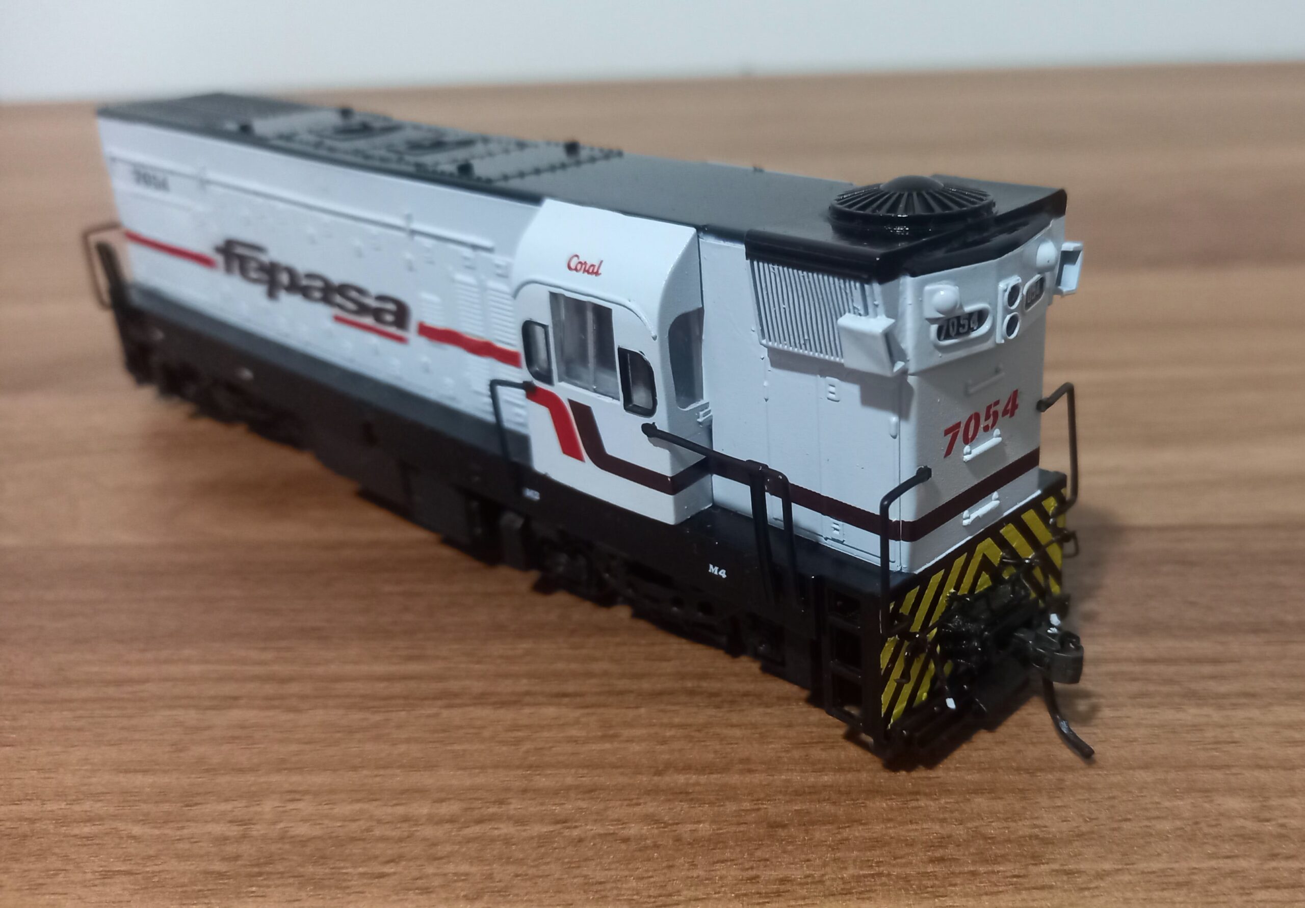 Locomotiva EMD Fepasa G12 fase 3 Cinza Numero 7054 escala Ho - Imagem 2