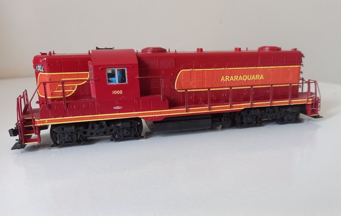 Locomotiva Proto 2000 GP9 pintura E.F. Araraquara 1002 HO