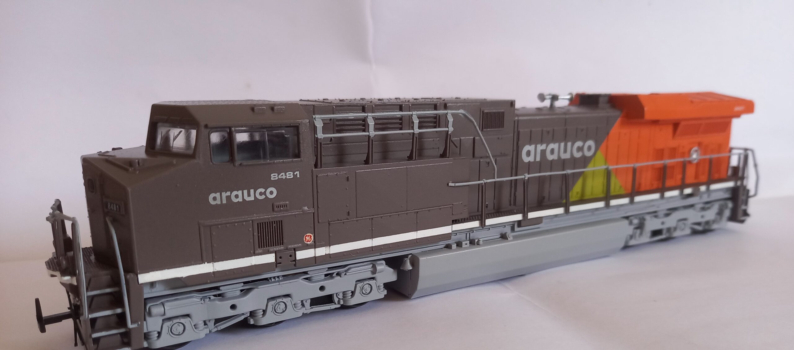 Locomotiva Arauco Es44i N8481 escala HO - Imagem 4