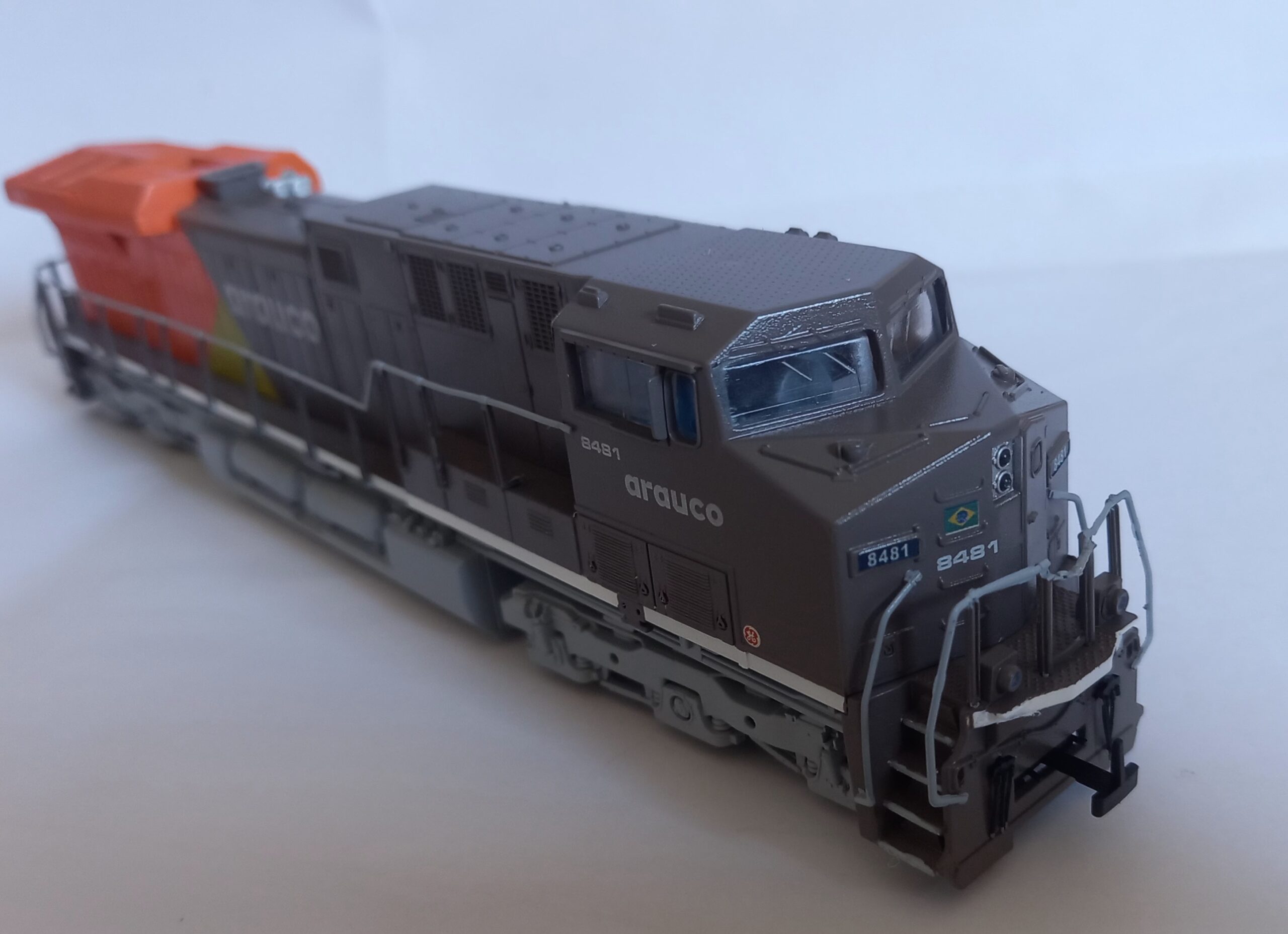 Locomotiva Arauco Es44i N8481 escala HO - Imagem 3