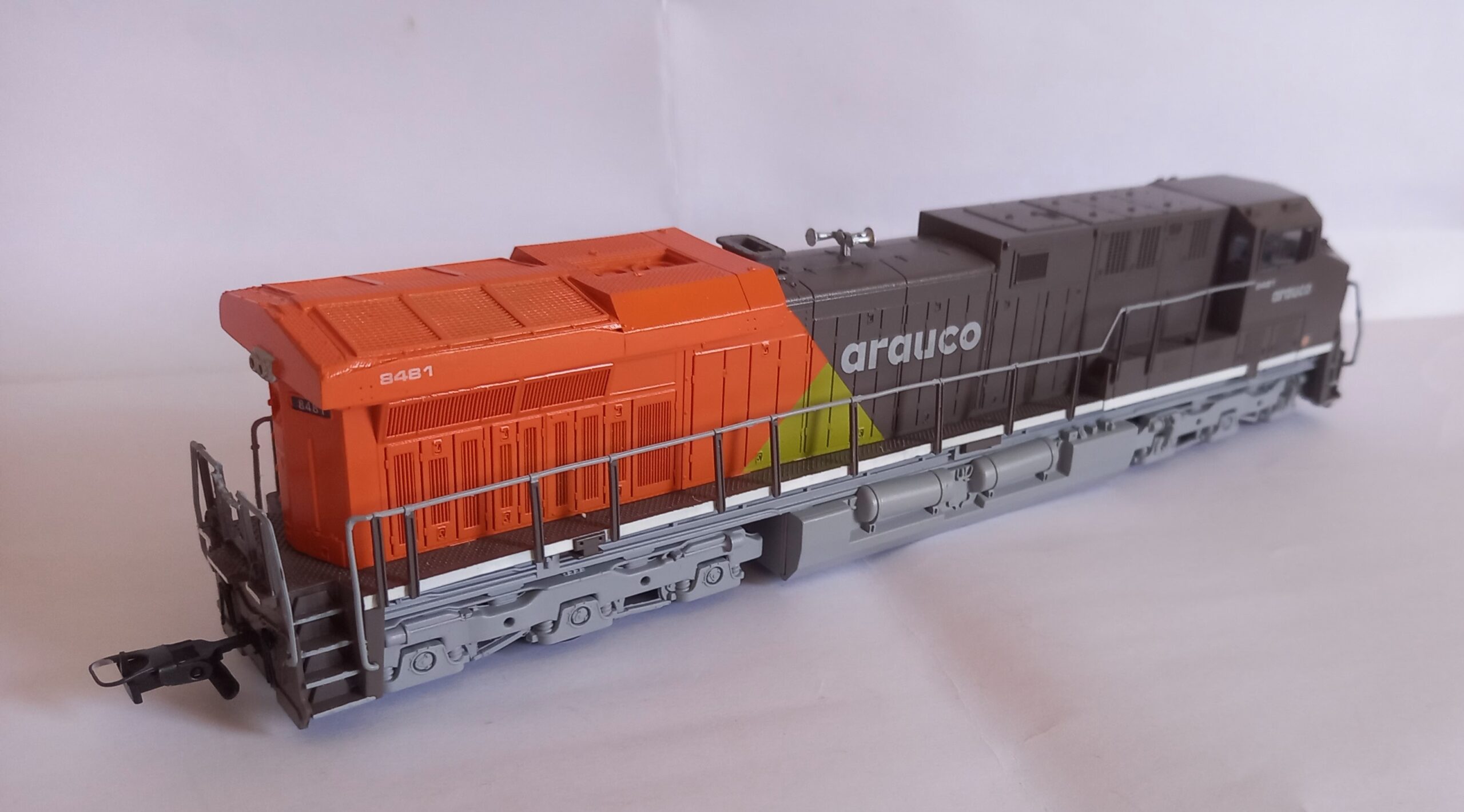 Locomotiva Arauco Es44i N8481 escala HO - Imagem 2
