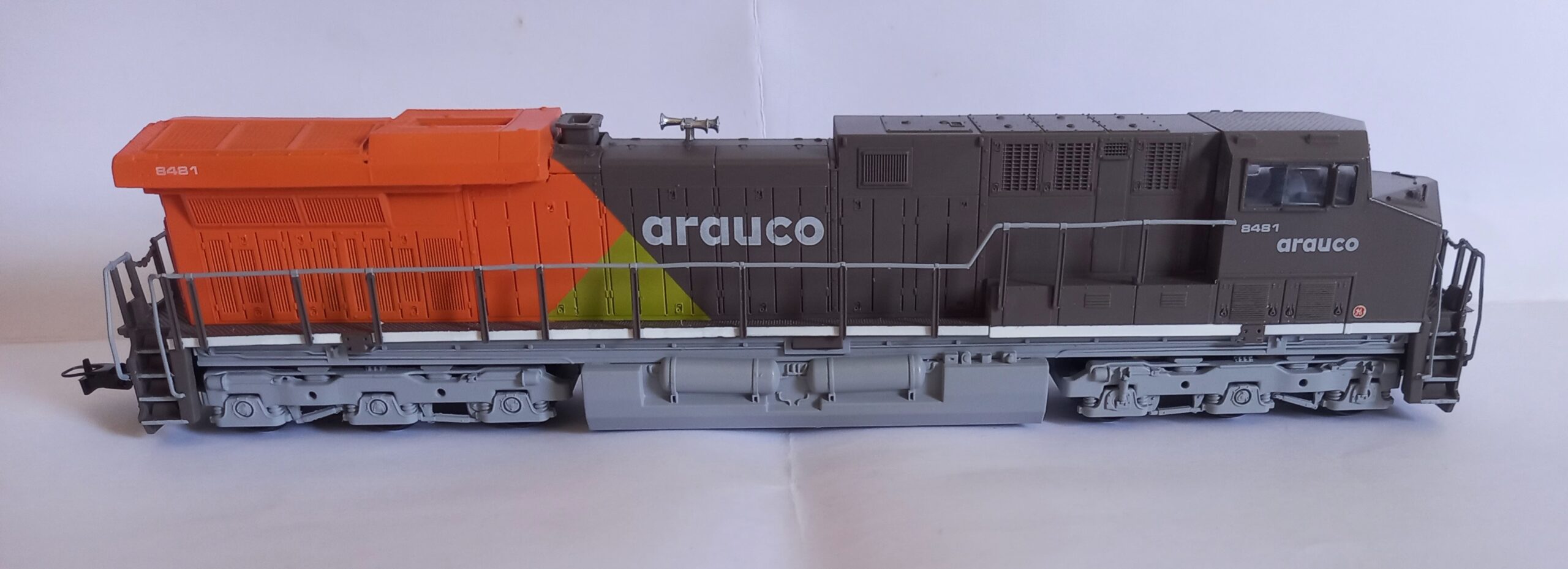 Locomotiva Arauco Es44i N8481 escala HO